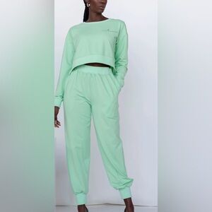 Byegreis Linna Set in mint green. Size Large.
